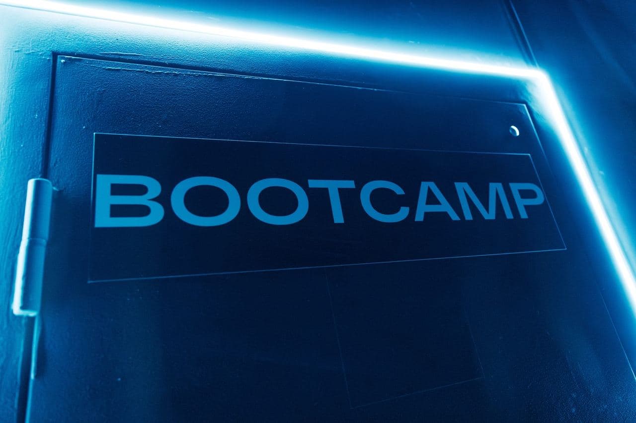 Дверь комнаты BOOTCAMP с синей подсветкой