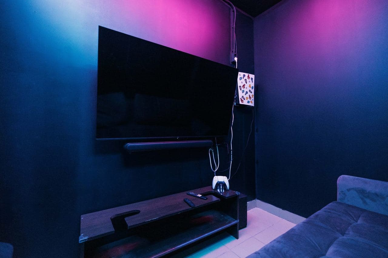 PS5-комната: телевизор, геймпад DualSense и диван