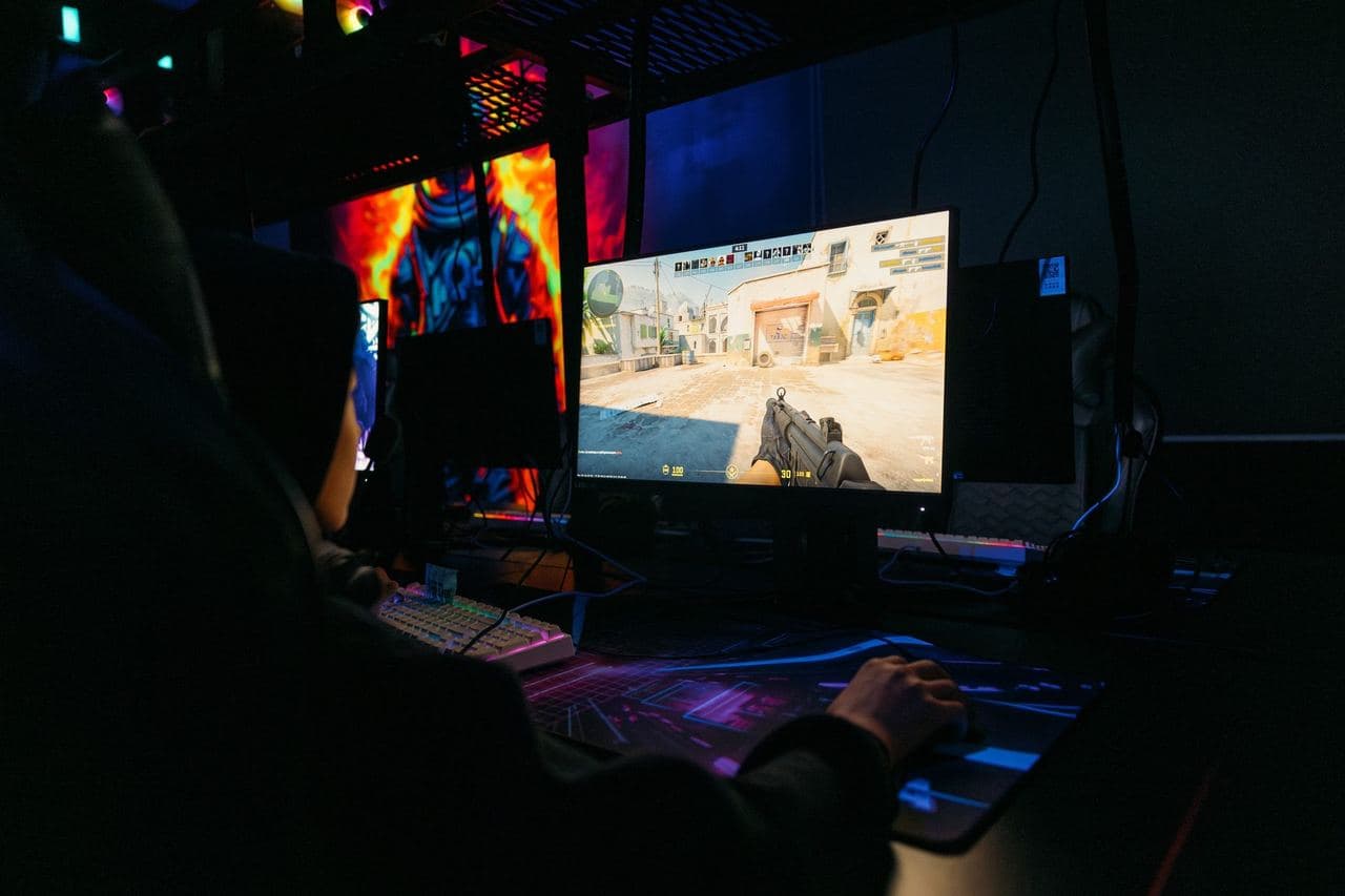 Гость играет в CS2 за ПК в клубе